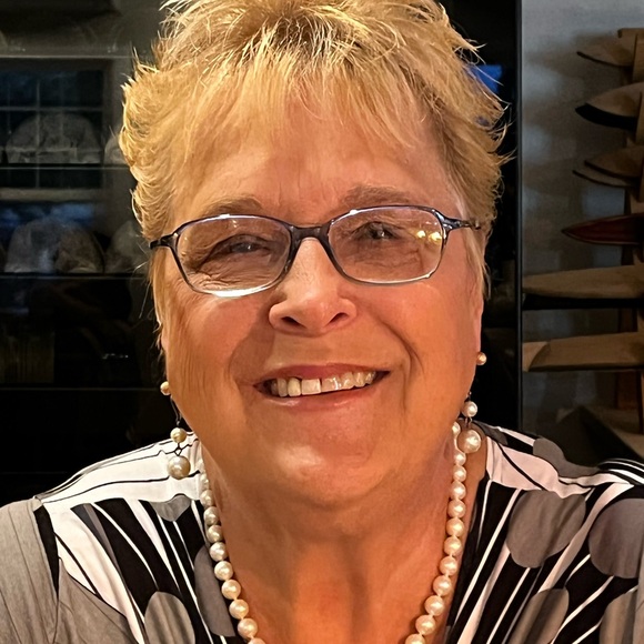 Meet your Posher, Jeanne - Picture 1 of 2